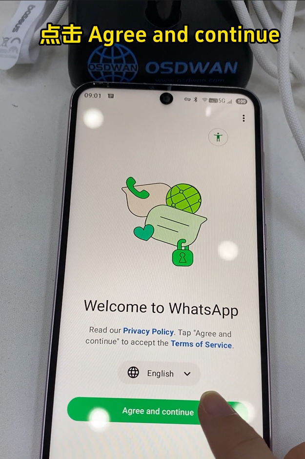 步骤1:打开 WhatsApp 点 Agree and Continue